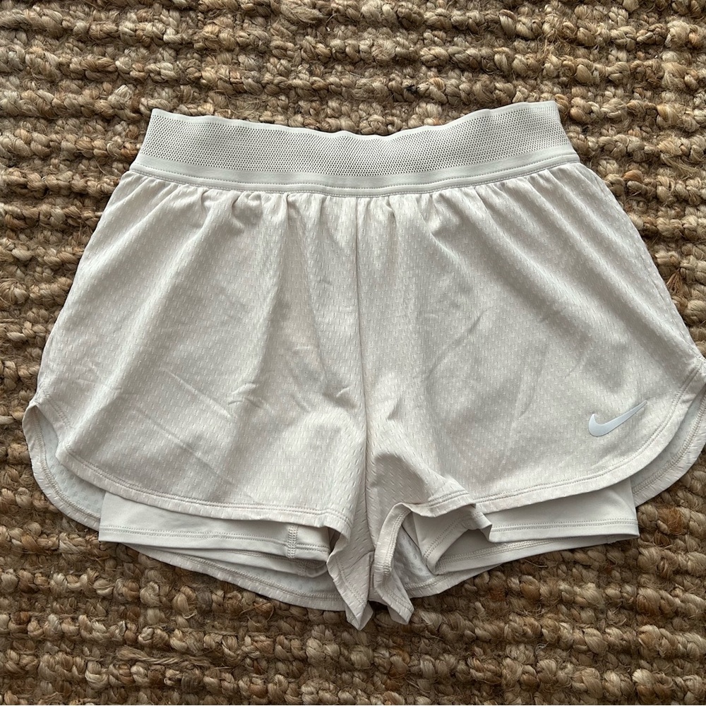 Nike Women's Cream Athletic Shorts-XS-EUC